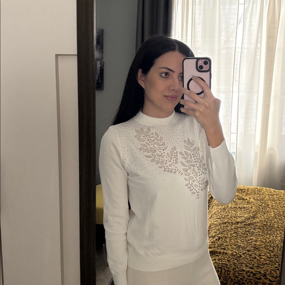 NEW Sweater🤍 - Picture 3 of 5